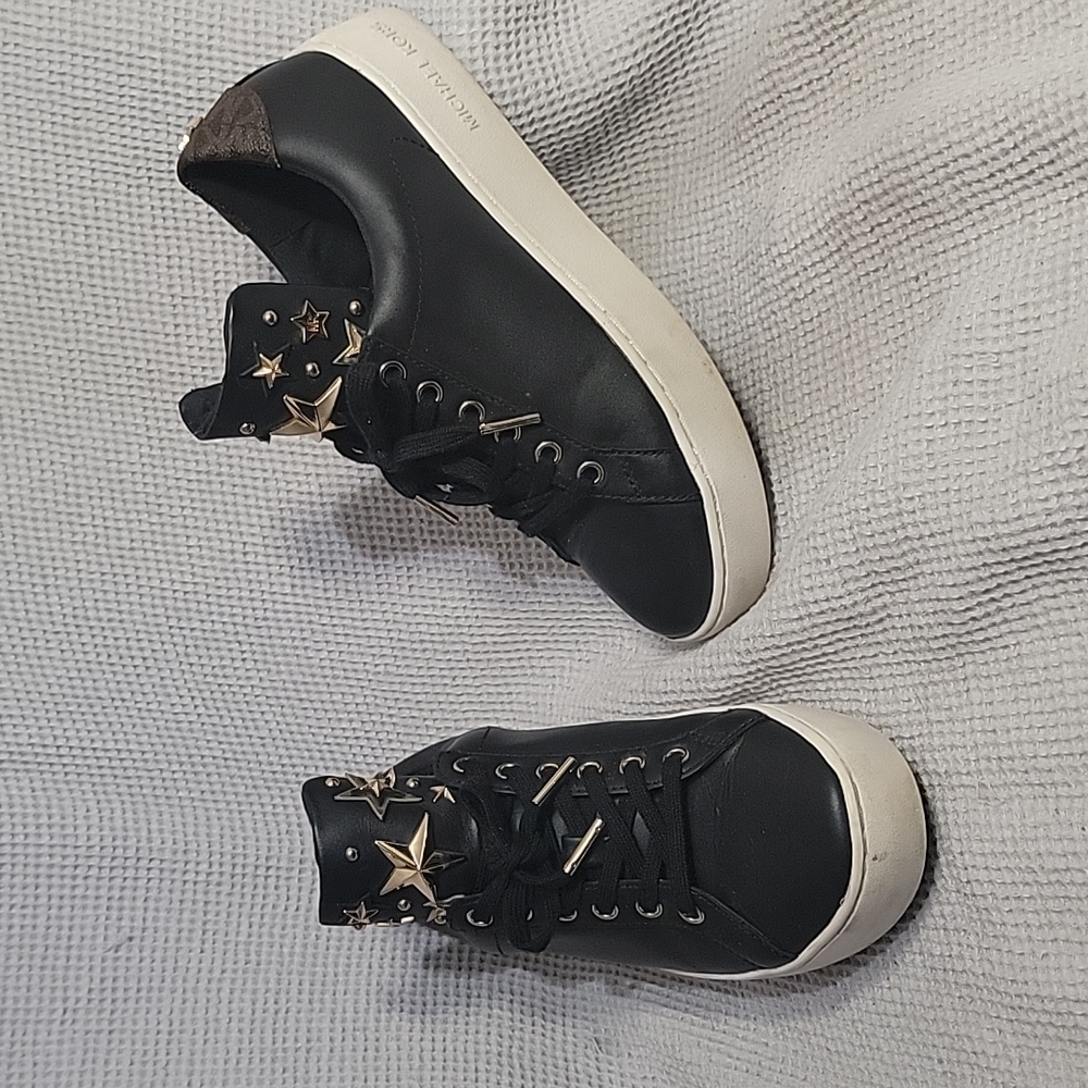 Micheal Kors Gold Star lotop sneakers w Gold detailing M sz6